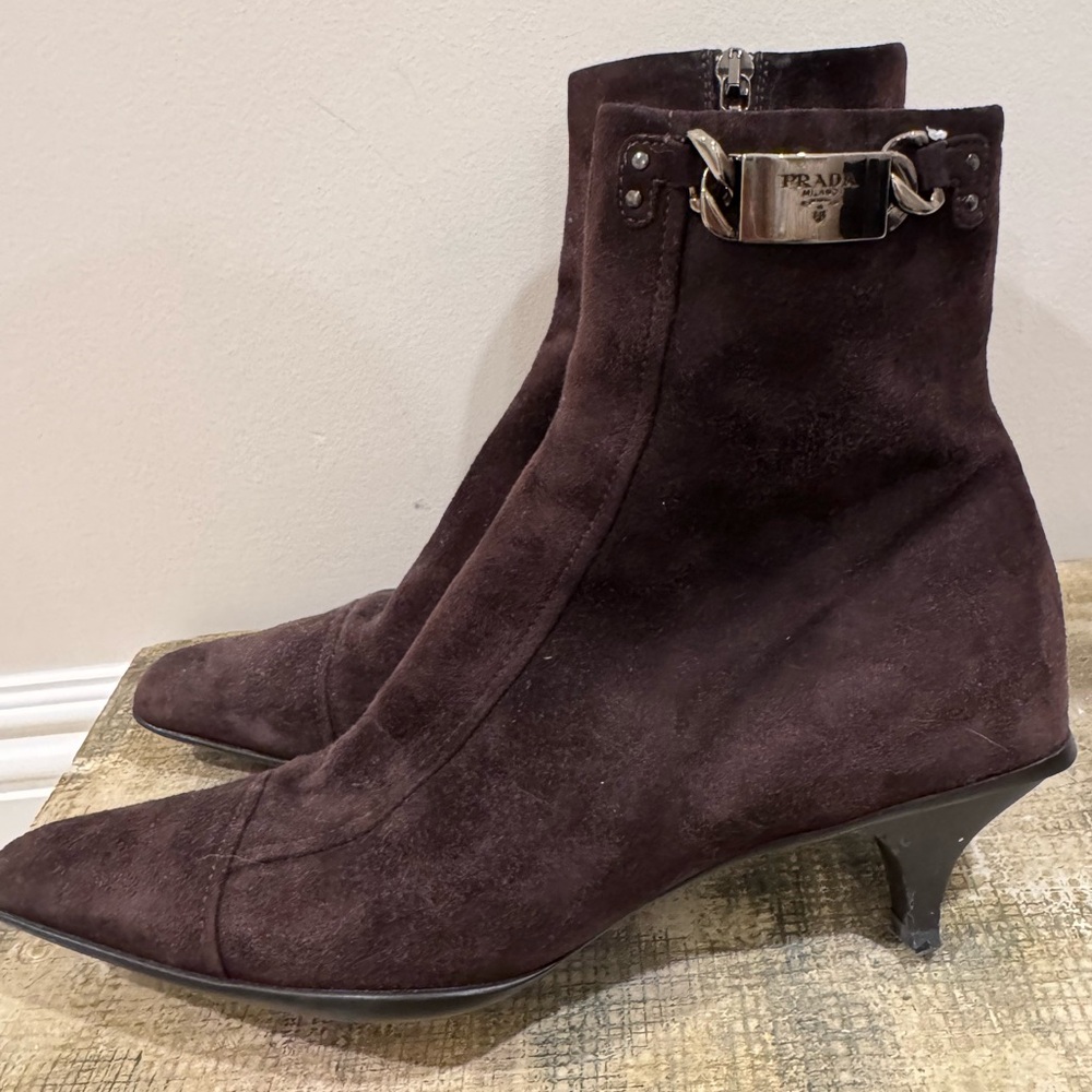 PRADA Size 38 Brown Suede Kitten Heel